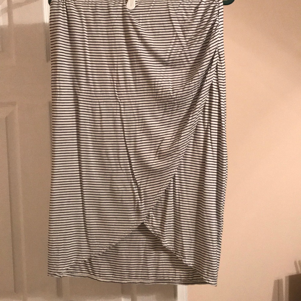 Max studio L horizontal b/w striped shirt
